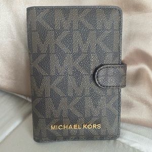 MICHAEL KORS signature print passport wallet